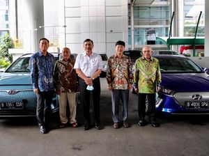 Penampakan Mobil Listrik yang Diparkir di Kantor Luhut
