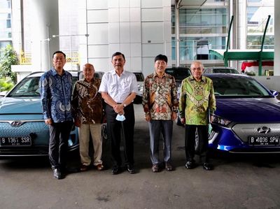 Penampakan Mobil Listrik yang Diparkir di Kantor Luhut