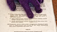 Bagi warga yang tidak mematuhi peraturan dikenakan sanksi sosial seperti menyapu dan denda Rp 250.000.