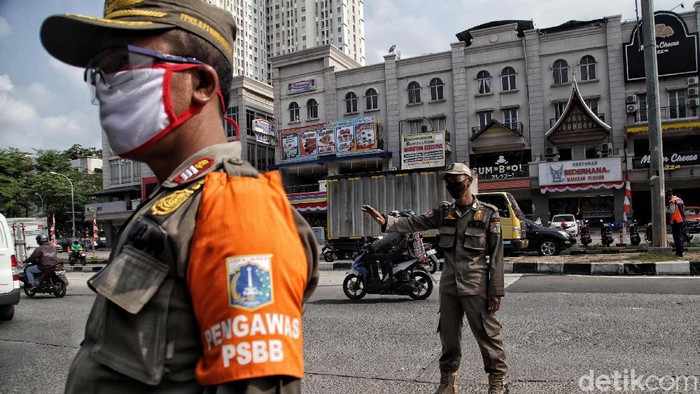 Sejumlah petugas Satpol PP tingkat kota melakukan razia pendisiplinan pemakaian masker di kawasan Danau Sunter, Jakarta Utara, Rabu (13/8). Kegiatan tersebut bertujuan memberikan ketegasan kepada para pengendara yang tidak tertib memakai masker di masa PSBB Transisi ini.