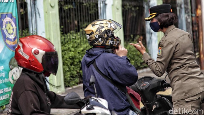 Sejumlah petugas Satpol PP tingkat kota melakukan razia pendisiplinan pemakaian masker di kawasan Danau Sunter, Jakarta Utara, Rabu (13/8). Kegiatan tersebut bertujuan memberikan ketegasan kepada para pengendara yang tidak tertib memakai masker di masa PSBB Transisi ini.