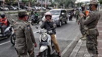 Para pengendara diminta untuk memakai masker dengan benar.