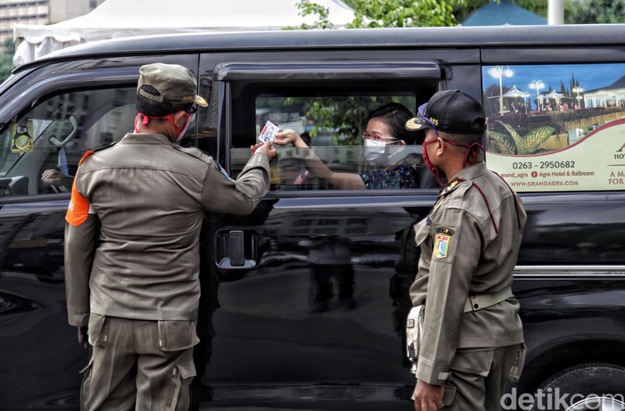 Sejumlah petugas Satpol PP tingkat kota melakukan razia pendisiplinan pemakaian masker di kawasan Danau Sunter, Jakarta Utara, Rabu (13/8). Kegiatan tersebut bertujuan memberikan ketegasan kepada para pengendara yang tidak tertib memakai masker di masa PSBB Transisi ini.