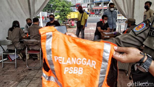 Sejumlah petugas Satpol PP tingkat kota melakukan razia pendisiplinan pemakaian masker di kawasan Danau Sunter, Jakarta Utara, Rabu (13/8). Kegiatan tersebut bertujuan memberikan ketegasan kepada para pengendara yang tidak tertib memakai masker di masa PSBB Transisi ini.