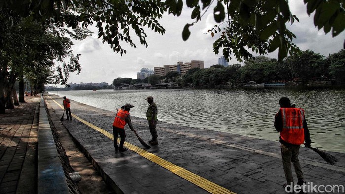Sejumlah petugas Satpol PP tingkat kota melakukan razia pendisiplinan pemakaian masker di kawasan Danau Sunter, Jakarta Utara, Rabu (13/8). Kegiatan tersebut bertujuan memberikan ketegasan kepada para pengendara yang tidak tertib memakai masker di ma
