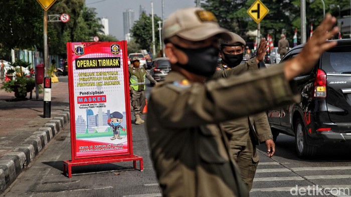 Sejumlah petugas Satpol PP tingkat kota melakukan razia pendisiplinan pemakaian masker di kawasan Danau Sunter, Jakarta Utara, Rabu (13/8). Kegiatan tersebut bertujuan memberikan ketegasan kepada para pengendara yang tidak tertib memakai masker di masa PSBB Transisi ini.