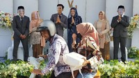 Aturan ini berlaku untuk kegiatan akad nikah, pemberkatan, upacara pernikahan di hotel dan gedung pertemuan, serta pertemuan yang sudah memiliki izin penyelenggara. Seluruh keluarga dan petugas diwajibkan sudah divaksinasi. Ardian Fanani/detikcom
