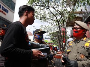 Tak Pakai Masker, Warga Bandung Dihukum Nyanyi Lagu Nasional