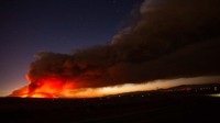Tampak asap pekat keluar dari area yang terbakar.