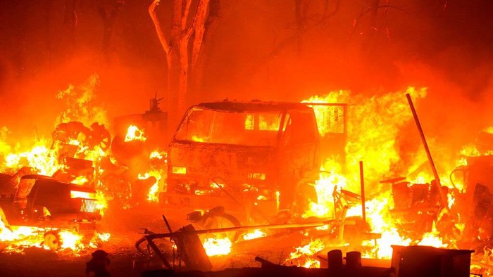 Potret Kebakaran Hutan di California Firefighters work in the smoke and haze and embers from the Lake Hughes fire in Angeles National Forest on Wednesday, Aug. 12, 2020, north of Santa Clarita, Calif. (AP Photo/Ringo H.W. Chiu)