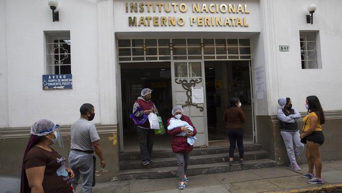 Potret Proses Persalinan Pasien COVID-19 yang Bikin Haru di Peru Proses persalinan di tengah pandemi COVID-19 dilakukan dengan terapkan protokol kesehatan. Penanganan khusus diberikan bagi pasien COVID-19 yang akan melahirkan
