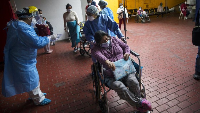 Potret Proses Persalinan Pasien COVID-19 yang Bikin Haru di Peru Proses persalinan di tengah pandemi COVID-19 dilakukan dengan terapkan protokol kesehatan. Penanganan khusus diberikan bagi pasien COVID-19 yang akan melahirkan