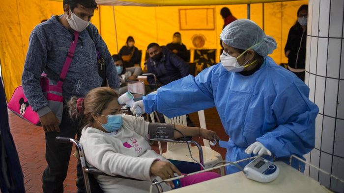 Potret Proses Persalinan Pasien COVID-19 yang Bikin Haru di Peru Proses persalinan di tengah pandemi COVID-19 dilakukan dengan terapkan protokol kesehatan. Penanganan khusus diberikan bagi pasien COVID-19 yang akan melahirkan