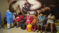 Sejumlah ibu tampak mengantre untuk bersiap melakukan proses persalinan di National Perinatal and Maternal Institute yang berada di Kota Lima, Peru.
