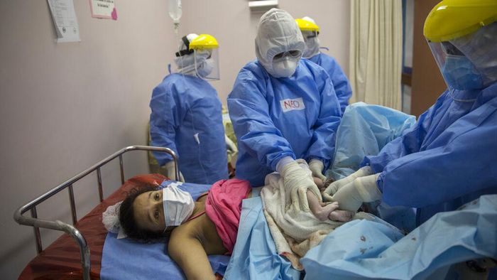 Potret Proses Persalinan Pasien COVID-19 yang Bikin Haru di Peru Proses persalinan di tengah pandemi COVID-19 dilakukan dengan terapkan protokol kesehatan. Penanganan khusus diberikan bagi pasien COVID-19 yang akan melahirkan