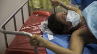 Maria Alvarez (24) tengah menjalani proses persalinan dengan penanganan khusus untuk ibu yang terinfeksi COVID-19 di National Perinatal and Maternal Institute yang berada di Kota Lima, Peru.