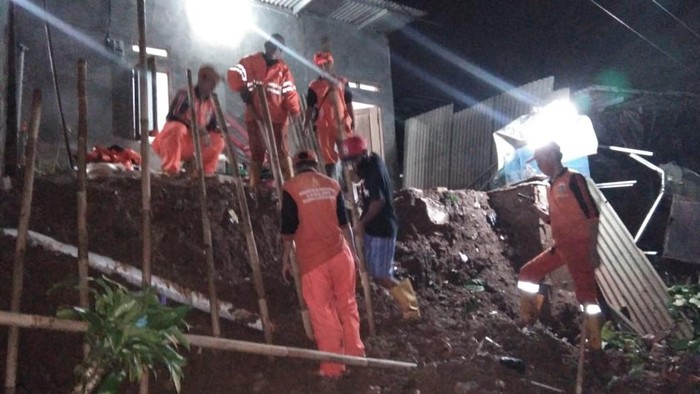 PPSU Lenteng Agung memasang turap di lokasi longsor.