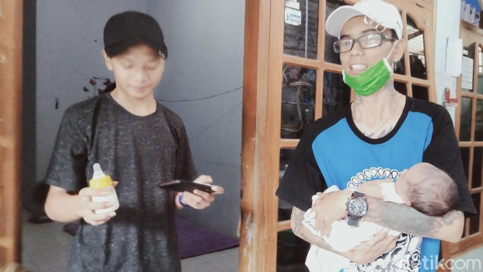 Pria yang curhat istri tercinta wafat usai melahirkan, Bisma (kanan) menggendong bayinya