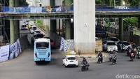 Kemudian, lantai dua dan tiga ada retail dan toko. Lantai empat akses menuju halte TransJ, dan lantai lima atau lantai atas adalah Halte CSW.