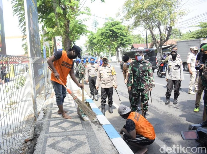 Puluhan Warga Kota Pasuruan Jadi Petugas Kebersihan karena Tak Pakai Masker