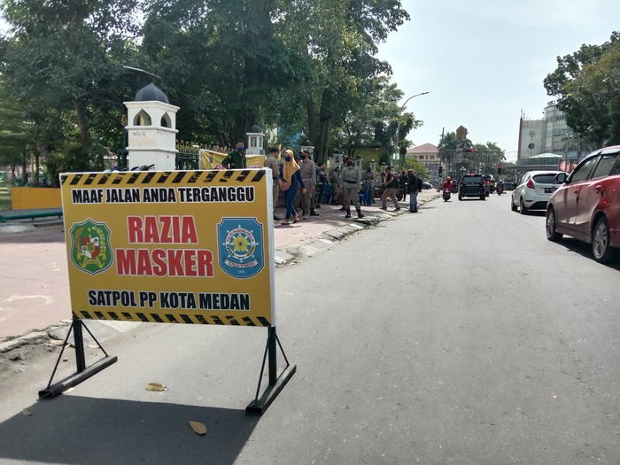Razia masker di Medan (Ahmad Arfah-detikcom)
