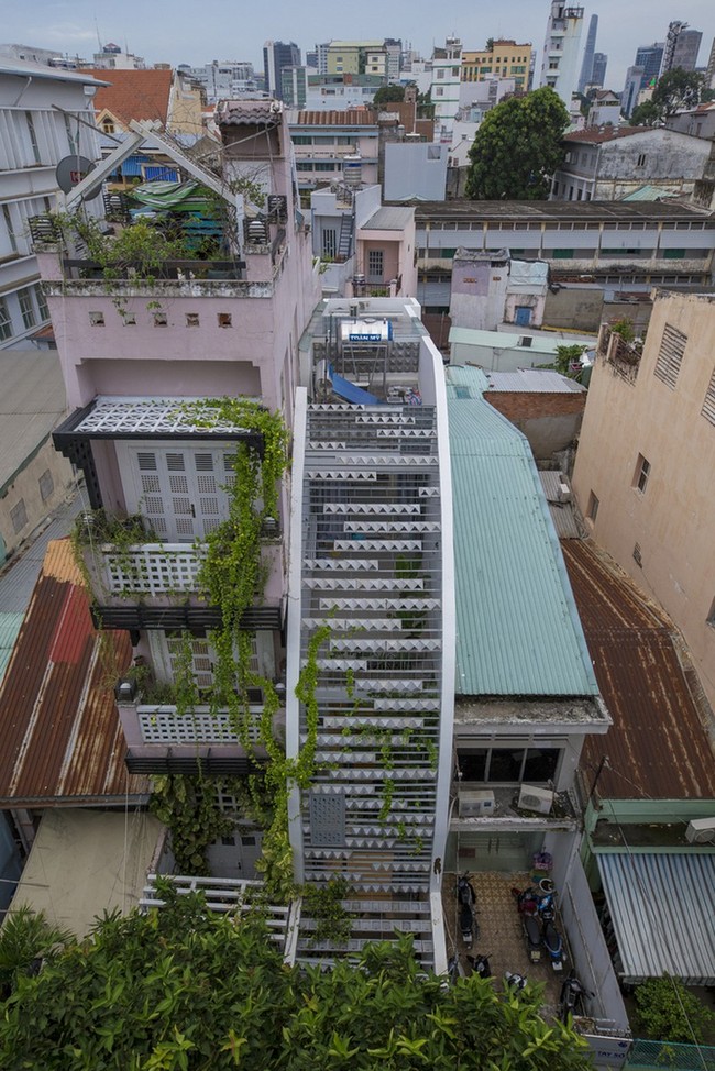 Lahan kecil bukan jadi penghalang untuk membuat rumah yang nyaman dan jauh dari kata sempit atau sumpek. Bangunan vertikal pun jadi solusi. Foto: Thiet Vu/Khuon Studio