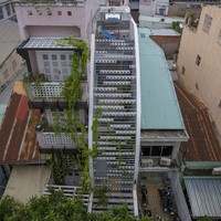 Lahan kecil bukan jadi penghalang untuk membuat rumah yang nyaman dan jauh dari kata sempit atau sumpek. Bangunan vertikal pun jadi solusi. Foto: Thiet Vu/Khuon Studio