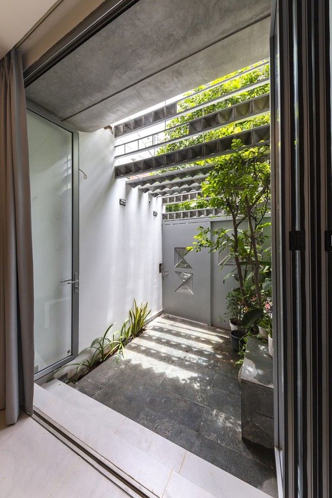 Meskipun hanya seluas 60 meter per segi, rumah ini tetap memiliki halaman kecil di depan rumah. Foto: Thiet Vu/Khuon Studio