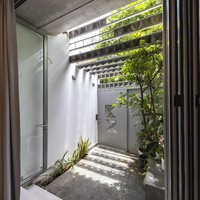 Meskipun hanya seluas 60 meter per segi, rumah ini tetap memiliki halaman kecil di depan rumah. Foto: Thiet Vu/Khuon Studio