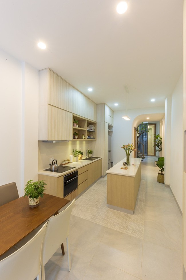 Dapur dan ruang makan yang terletak di lantai satu. Foto: Thiet Vu/Khuon Studio