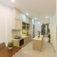 Dapur dan ruang makan yang terletak di lantai satu. Foto: Thiet Vu/Khuon Studio