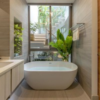 Kamar mandi dirancang secara open space untuk menciptakan kesan luas. Foto: Thiet Vu/Khuon Studio