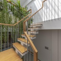 Namun yang unik dari rumah ini ketimbang gedung vertikal lainnya adalah eksterior yang berbentuk seperti tabung. Bagian depan dilengkapi sistem slat untuk sirkulasi udara sekaligus menghalau hujan memasuki rumah. Foto: Thiet Vu/Khuon Studio