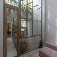 Rumah ini banyak menggunakan elemen kaca transparan untuk memberi kesan tiap ruangan lebih luas. Foto: Thiet Vu/Khuon Studio