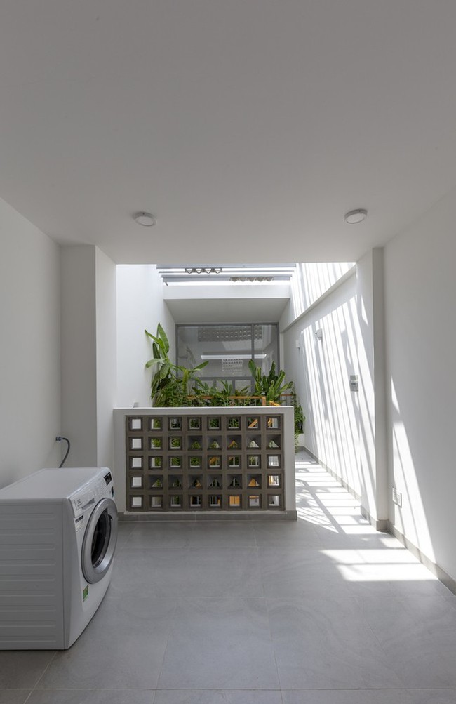 Area paling atas difungsikan sebagai tempat mencuci dan menjemur baju. Foto: Thiet Vu/Khuon Studio