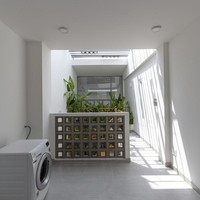 Area paling atas difungsikan sebagai tempat mencuci dan menjemur baju. Foto: Thiet Vu/Khuon Studio