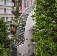 Vy Anh House dirancang oleh tim arsitek Khuon Studio dan dibangun pada 2019. Bangunan berbentuk tabung ini didirikan di atas lahan seluas 60 meter per segi. Foto: Thiet Vu/Khuon Studio