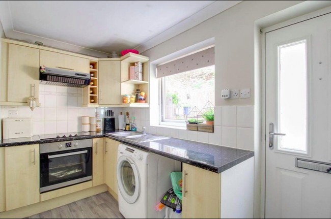 Walaupun bagian depan rumah terlihat sangat sederhana, hanya ada beberapa jendela besar, namun sebenarnya bagian dalam rumah yang terletak di Leighton Buzzard, Bedfordshire ini cukup nyaman. Bagaimana menurutmu? Foto: dok. Rightmove