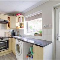 Walaupun bagian depan rumah terlihat sangat sederhana, hanya ada beberapa jendela besar, namun sebenarnya bagian dalam rumah yang terletak di Leighton Buzzard, Bedfordshire ini cukup nyaman. Bagaimana menurutmu? Foto: dok. Rightmove