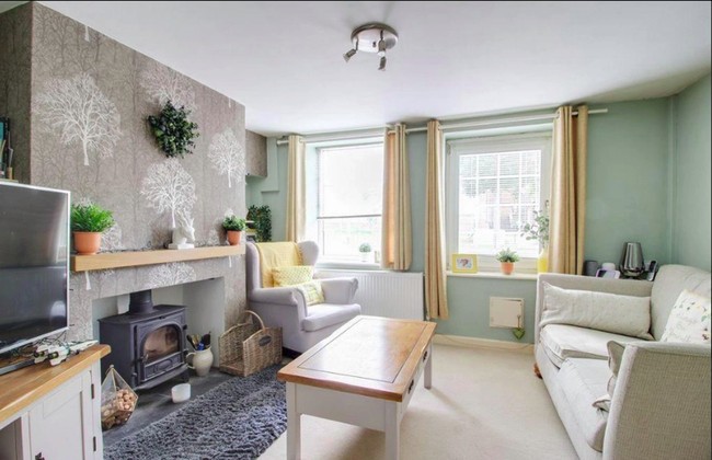 Rumah ini memiliki ruang keluarga untuk bersantai yang cukup luas. Ada juga tungku kayu bakar untuk perapian di ruangan tersebut, sehingga tidak perlu takut merasa kedinginan. Foto: dok. Rightmove