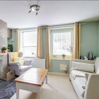 Rumah ini memiliki ruang keluarga untuk bersantai yang cukup luas. Ada juga tungku kayu bakar untuk perapian di ruangan tersebut, sehingga tidak perlu takut merasa kedinginan. Foto: dok. Rightmove