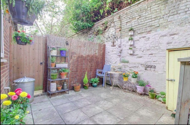 Jika kamu bertanya-tanya bagaimana cara untuk masuk ke dalam rumah, maka jawabannya adalah dengan menggunakan pintu yang ada di bagian belakang rumah. Setiap orang yang akan masuk ke dalam rumah harus melewati pintu kayu di bagian belakang halaman rumah tersebut. Foto: dok. Rightmove