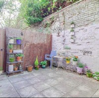 Jika kamu bertanya-tanya bagaimana cara untuk masuk ke dalam rumah, maka jawabannya adalah dengan menggunakan pintu yang ada di bagian belakang rumah. Setiap orang yang akan masuk ke dalam rumah harus melewati pintu kayu di bagian belakang halaman rumah tersebut. Foto: dok. Rightmove