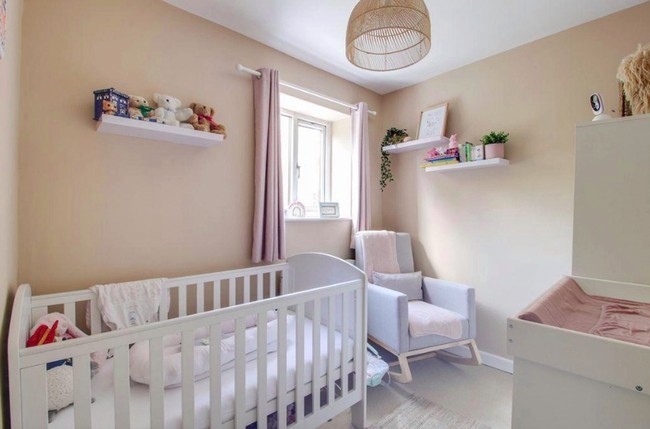 Rumah ini terletak di dekat stasiun kereta dan memiliki dua kamar tidur. Di lantai atas, terdapat kamar tidur utama dan kamar tidur yang lebih kecil, yang saat ini digunakan sebagai kamar bayi. Foto: dok. Rightmove