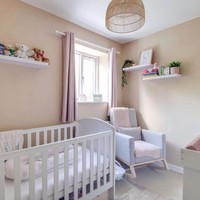 Rumah ini terletak di dekat stasiun kereta dan memiliki dua kamar tidur. Di lantai atas, terdapat kamar tidur utama dan kamar tidur yang lebih kecil, yang saat ini digunakan sebagai kamar bayi. Foto: dok. Rightmove