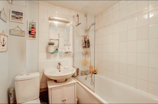 Kamar mandi dalam rumah ini juga dilengkapi dengan fasilitas yang cukup lengkap. Ada bathtub, shower, wastafel, dan juga WC yang bisa membuatmu mandi dengan lebih nyaman. Foto: dok. Rightmove