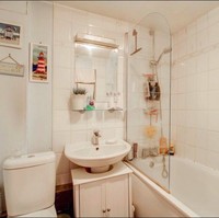 Kamar mandi dalam rumah ini juga dilengkapi dengan fasilitas yang cukup lengkap. Ada bathtub, shower, wastafel, dan juga WC yang bisa membuatmu mandi dengan lebih nyaman. Foto: dok. Rightmove