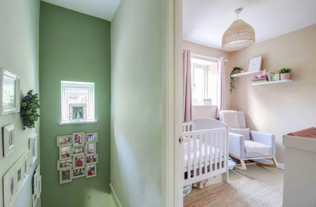 Karena tidak memiliki akses pintu di bagian depan, maka kotak pos rumah ini dipasang di salah satu jendela yang terdapat di bagian depan rumah. Pada bagian pintu belakang rumah juga dilengkapi kotak surat. Foto: dok. Rightmove