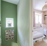 Karena tidak memiliki akses pintu di bagian depan, maka kotak pos rumah ini dipasang di salah satu jendela yang terdapat di bagian depan rumah. Pada bagian pintu belakang rumah juga dilengkapi kotak surat. Foto: dok. Rightmove