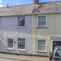 Berbeda dari kebanyakan rumah-rumah pada umumnya, rumah yang satu ini tidak memiliki pintu di bagian depannya. Jika tidak mengetahui di mana letak pintu rahasianya maka orang tersebut tidak akan bisa masuk ke dalam rumah. Foto: dok. Rightmove